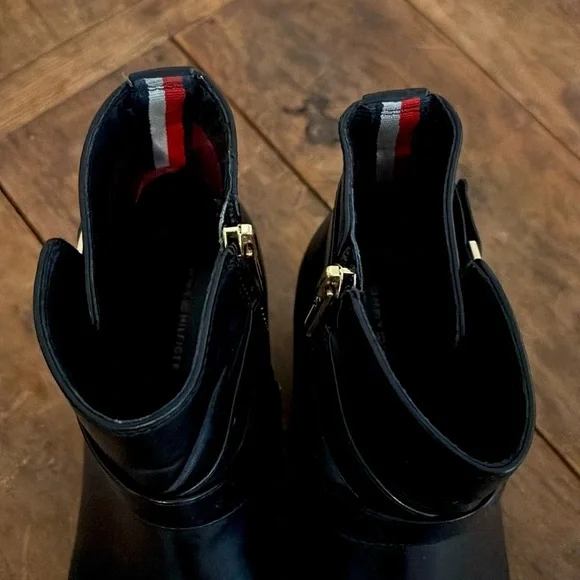 Tommy Hilfiger Black Ankle zipper boots 7M with Gold Emblem - Picture 7 of 16